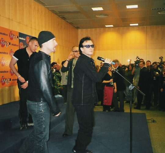 U2 en los Premios Amigo en noviembre del año 2000 en Madrid