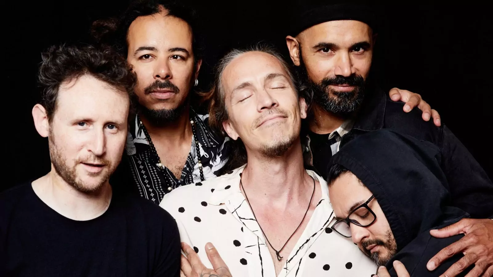 Incubus muestra su cara más amable en 'Our love'
