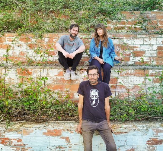 chaqueta de chándal presenta 'declaración universal de unos desechos humanos'