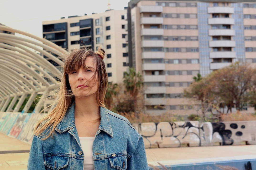Sara Canciller quiere sacarte a bailar en su nuevo single, 'Cambio de estado'
