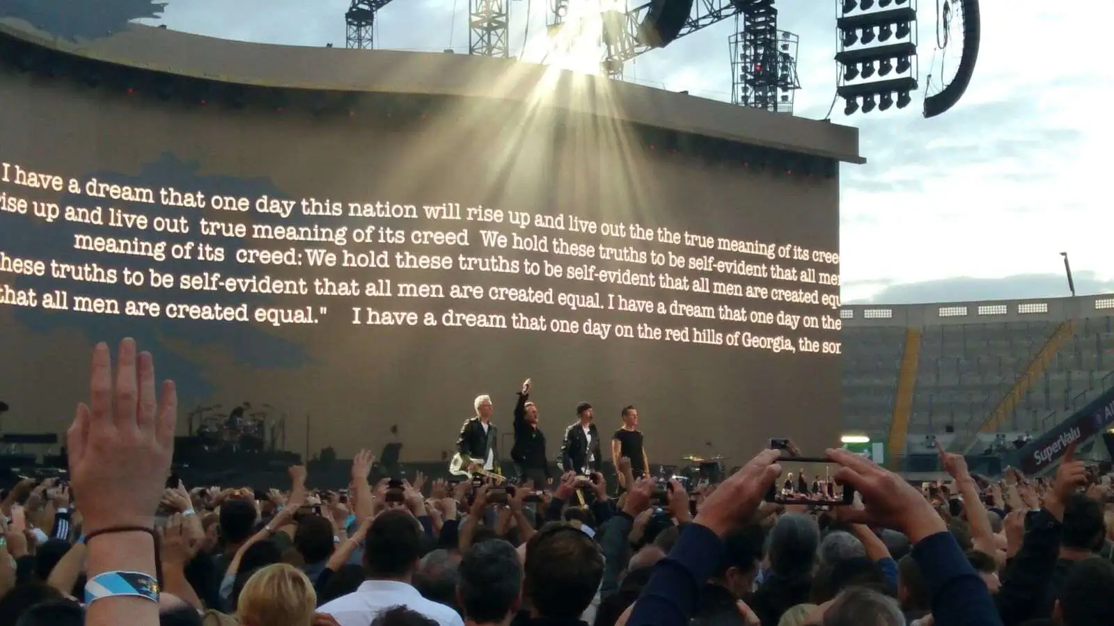 La historia de U2: el milagro irlandés nacido en una cocina en 1976