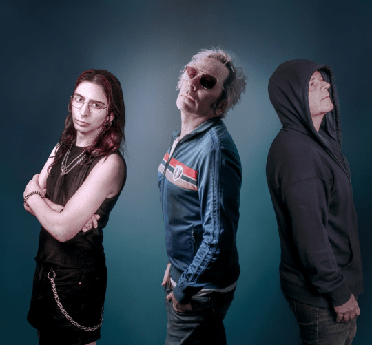 Peepshow lanza 'Emergencia permanente', segundo adelanto de su nuevo disco, con referencias diversas a no pocas grandes e importantes bandas