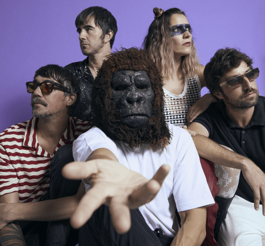 ELYELLA se muestra contundente en su nuevo single, “Tenemos la respuesta”, himno de pop y electrónica que el dúo lanza con Lori Meyers