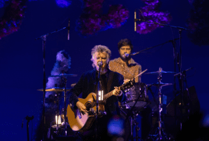 Neil Finn en el concierto de Crowded House en el Palacio Vistalegre de Madrid el 27 de octubre de 2024