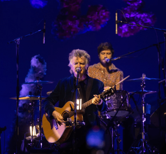 Neil Finn en el concierto de Crowded House en el Palacio Vistalegre de Madrid el 27 de octubre de 2024