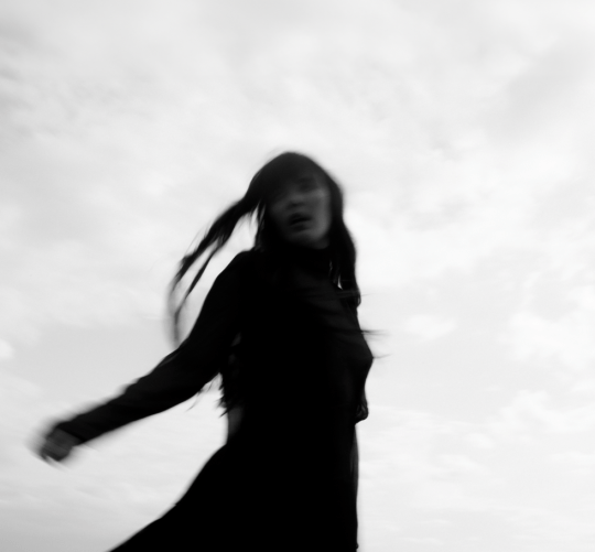 Rumia presenta 'La chica de ningún lugar', una canción que refleja la identidad multicultural de la artista y la primera que canta en castellano