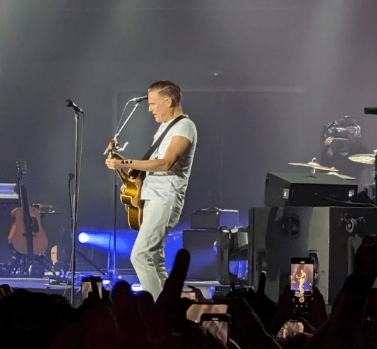 Crónica del concierto de Bryan Adams en el WiZink Center de Madrid el lunes 18 de noviembre de 2024 con entradas agotadas ante 15.000 fans.