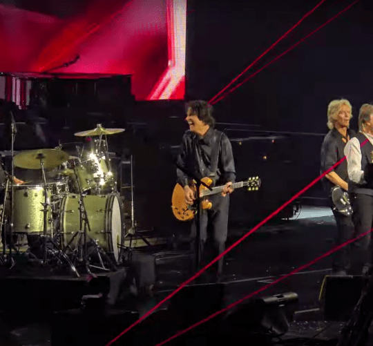 Paul McCartney regaló una gran sorpresa al público la pasada noche en su concierto en el O2 de Londres al invitar a Ringo Starr a tocar la batería en una de los Beatles