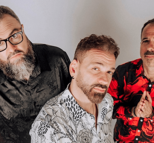 'Pisando mis fracasos' es el tercer single de Sr Bizarro. Un bailable y divertido nuevo tema que mantiene la fuerza y actitud de la banda