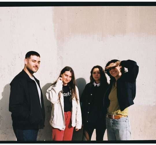 Mourn debuta cantando en castellano en su nuevo single. 'Alegre y jovial' y 'Verdura y sentimientos' son dos canciones que entrelazan la melancolía y el optimismo