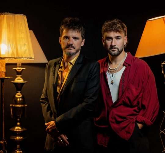 Coque Malla sigue de celebración, en concreto de las Sesiones 40 Aniversario, en esta ocasión junto a Dani Fernández en una versión de 'Extraterrestre'