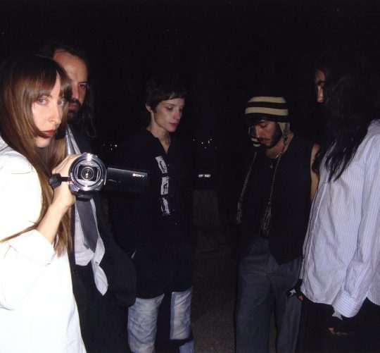 'Cerca de ti' es el nuevo single de La Plata y también es una explosión de energía donde conviven la potencia analógica de los noventa y el brillo digital de los dosmiles