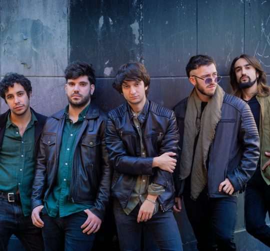 Desde las calles de Salamanca, Carameloraro regresa con su nuevo EP, 'Puntos de partida'. Una descarga de rock crudo y electrizante