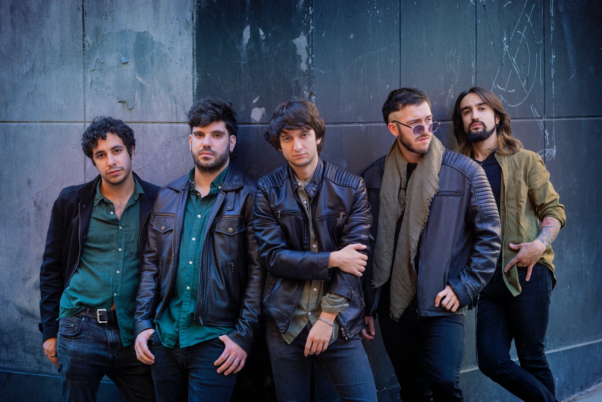 Desde las calles de Salamanca, Carameloraro regresa con su nuevo EP, 'Puntos de partida'. Una descarga de rock crudo y electrizante