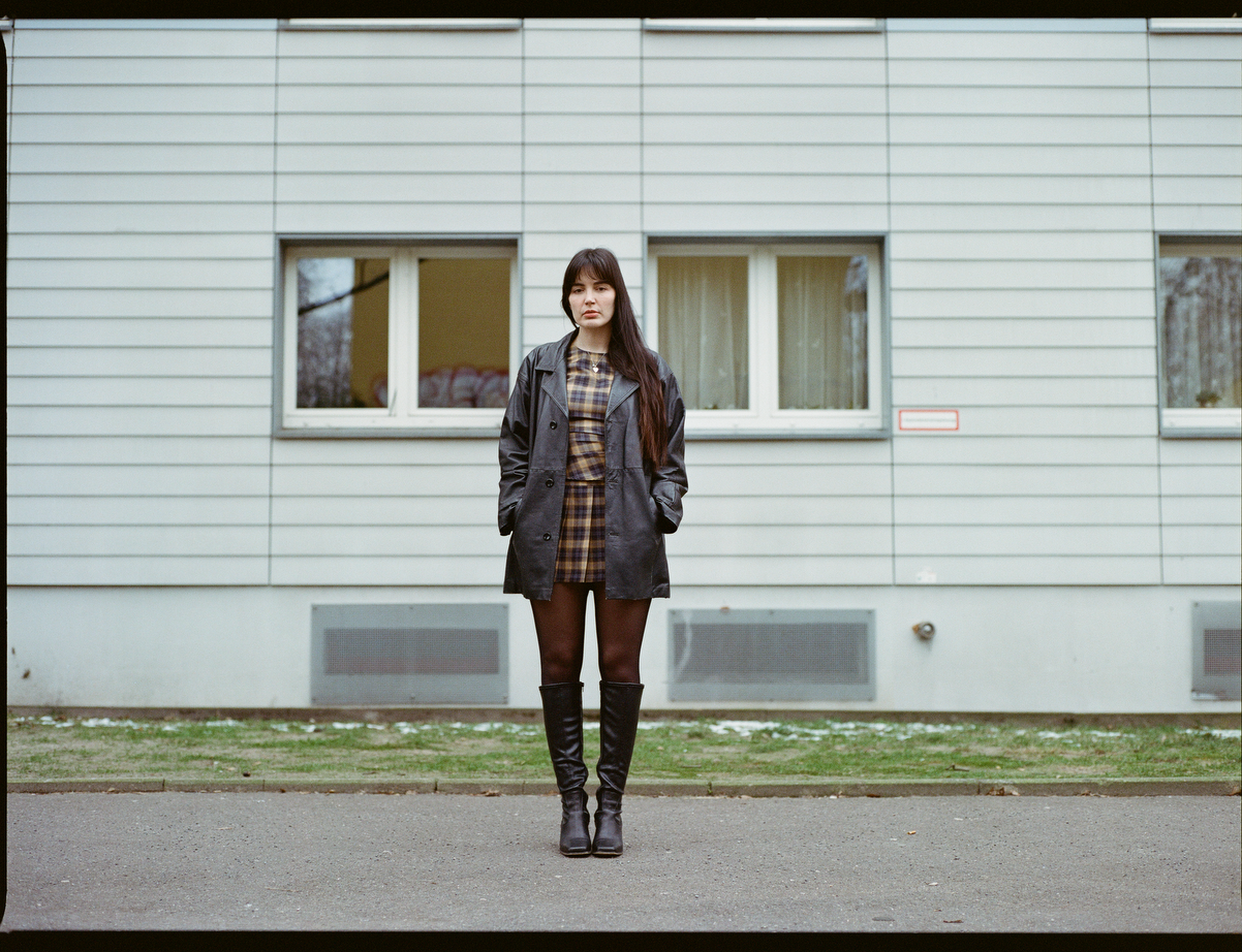 La cantante y artista Rumia lanza su nuevo single, 'Shift in the Air', ofreciendo una cautivadora mezcla de texturas electrónicas y acústicas