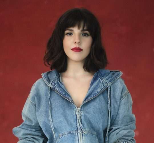 Nina Raku se presenta con un primer single y videoclip, Dos Cucarachas', que puedes ver ya en exclusiva aquí, en Mercadeo Pop