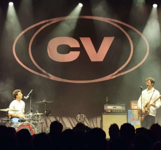 Crónica del concierto de Cala Vento en el Teatro Eslava de Madrid dentro de la gira por salas por su décimo aniversario brindando y brincando