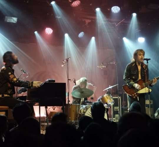 Crónica del gran concierto de hard rock setentero, soul y blues de los holandeses DeWolff el 13 de febrero de 2025 en la Sala But de Madrid