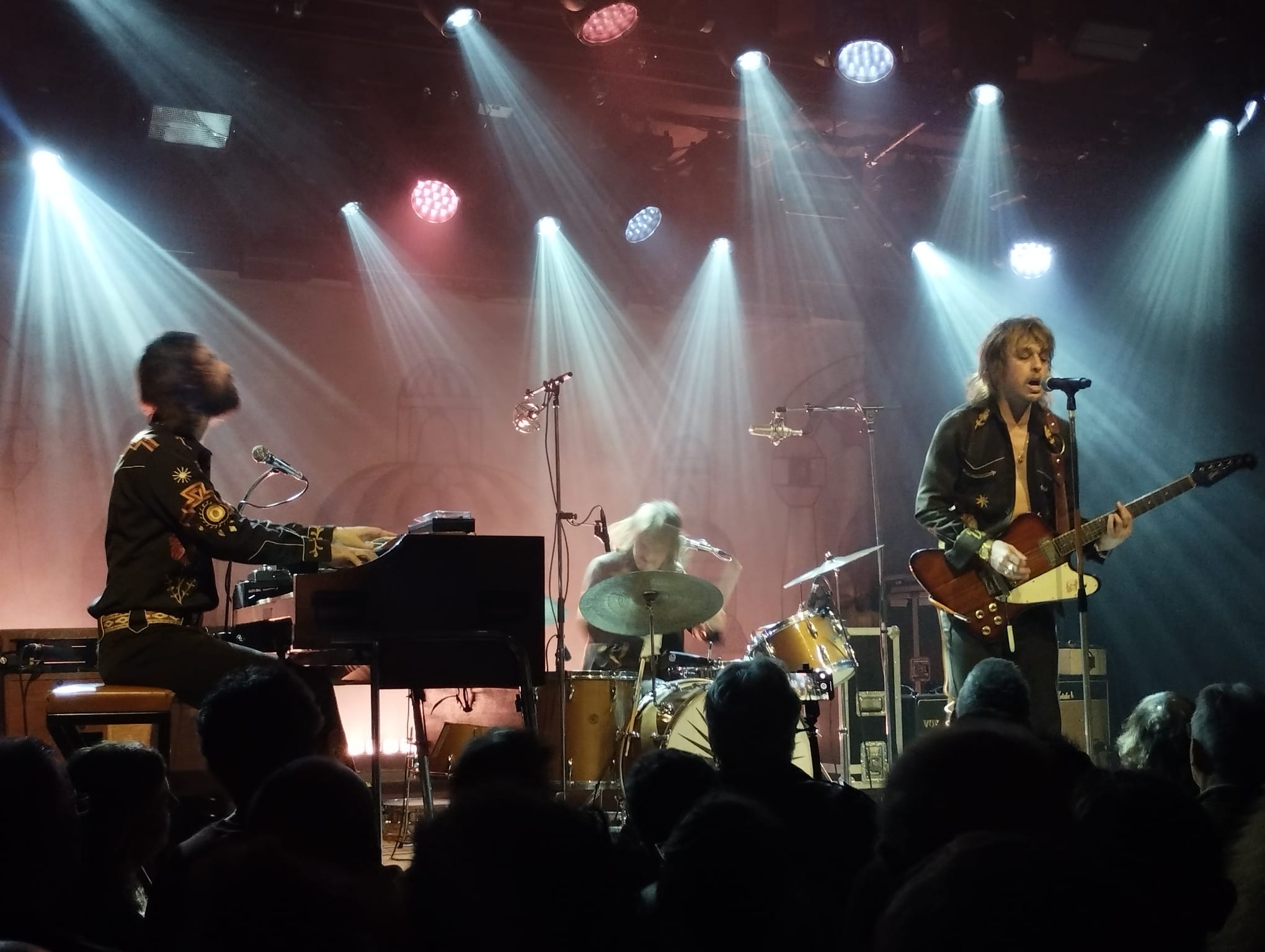 Crónica del gran concierto de hard rock setentero, soul y blues de los holandeses DeWolff el 13 de febrero de 2025 en la Sala But de Madrid