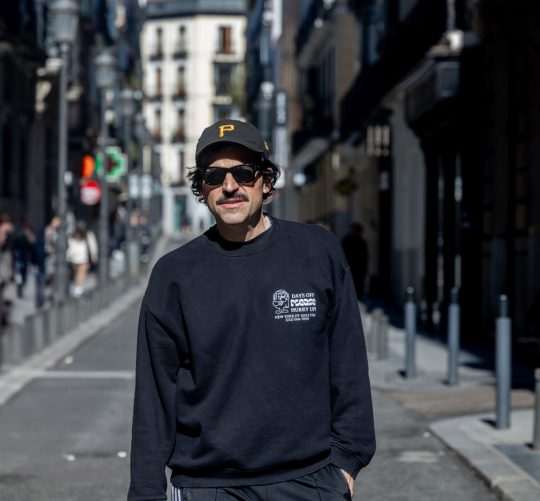 Entrevistas con Luis Albert Segura. Líder, alma máter y hasta chicos de los recados de su proyecto personal, L.A. de vuelta con nuevo disco.