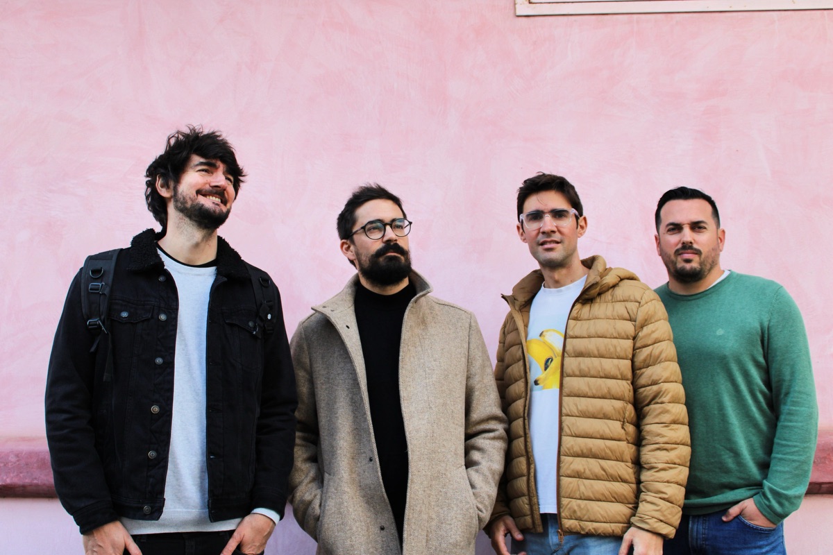 'Pequeñas Victorias' es el nuevo disco de Living Camboya, donde cantan a lo cotidiano, a lo que merece la pena y la necesidad de disfrutar.