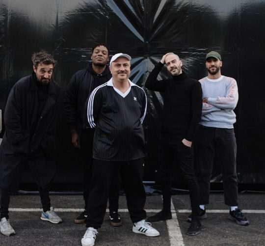 Radiografiando desde dentro las tripas de la industria musical, Parquesvr rinde homenaje a 'Los managers', figuras claves para el artisteo