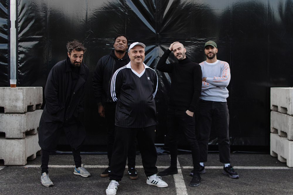 Radiografiando desde dentro las tripas de la industria musical, Parquesvr rinde homenaje a 'Los managers', figuras claves para el artisteo