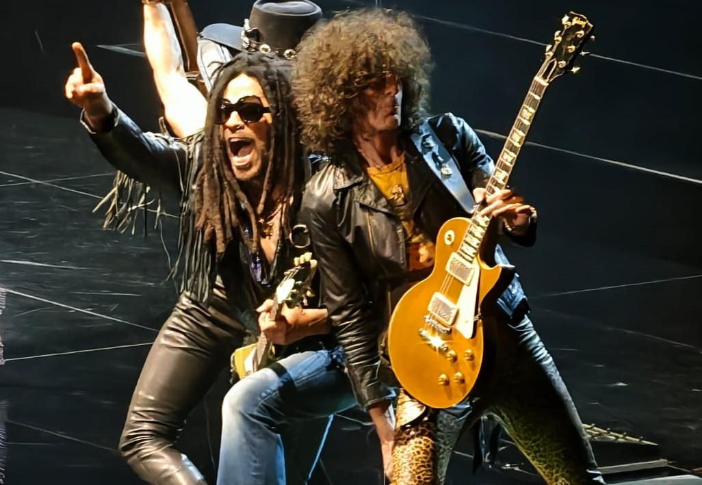 Lenny Kravitz y Craig Ross en concierto en el Movistar Arena de Madrid el 6 de abril de 2025