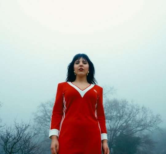 Nina Raku tira ‘La Primera Piedra’. Se trata del segundo lanzamiento de la cantante y compositora tras su debut con ‘Dos Cucarachas’.