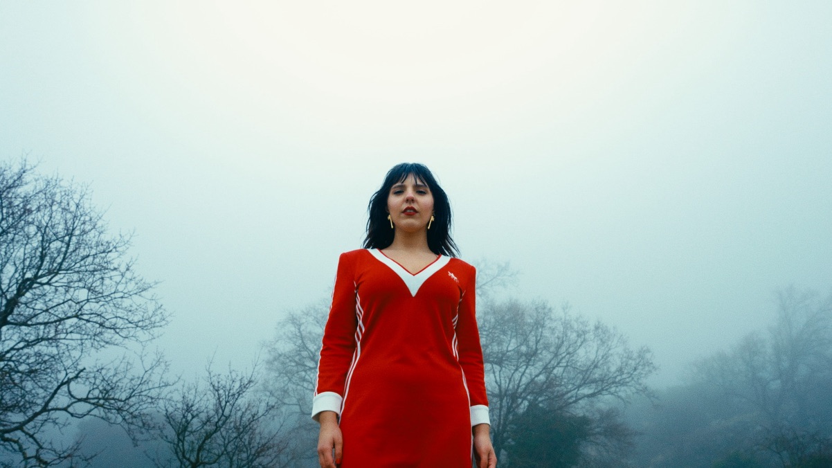 Nina Raku tira ‘La Primera Piedra’. Se trata del segundo lanzamiento de la cantante y compositora tras su debut con ‘Dos Cucarachas’.