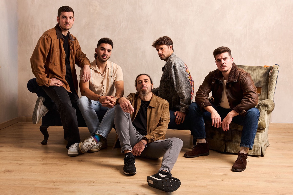 'Engañagradas' es el primer adelanto del segundo disco de Pared con Pared. Un single ya disponible y que cuenta con su videoclip promocional