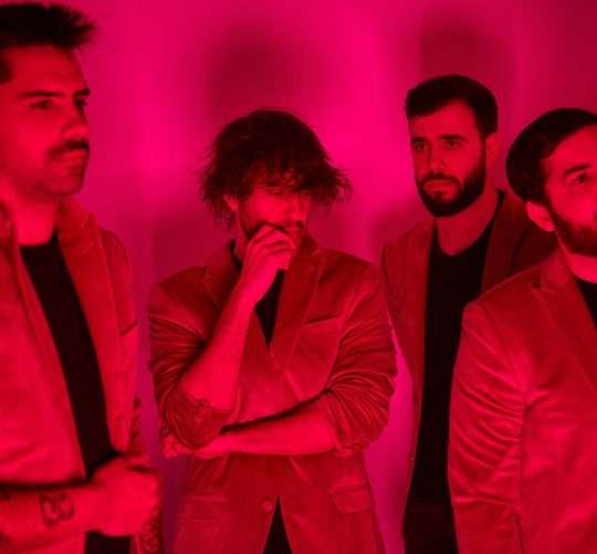 Marsella sigue desgranando canciones que formarán su nuevo LP, en esta canción presentando un nuevo single titulado 'Por nosotros'.