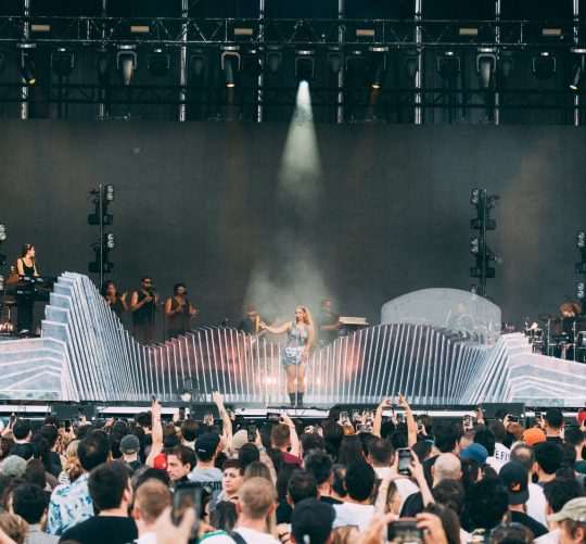 Con el cielo de Madrid virando del azul al dorado, Kalorama Madrid 2025 arrancó su segunda edición este viernes 20 de junio en La Caja Mágica