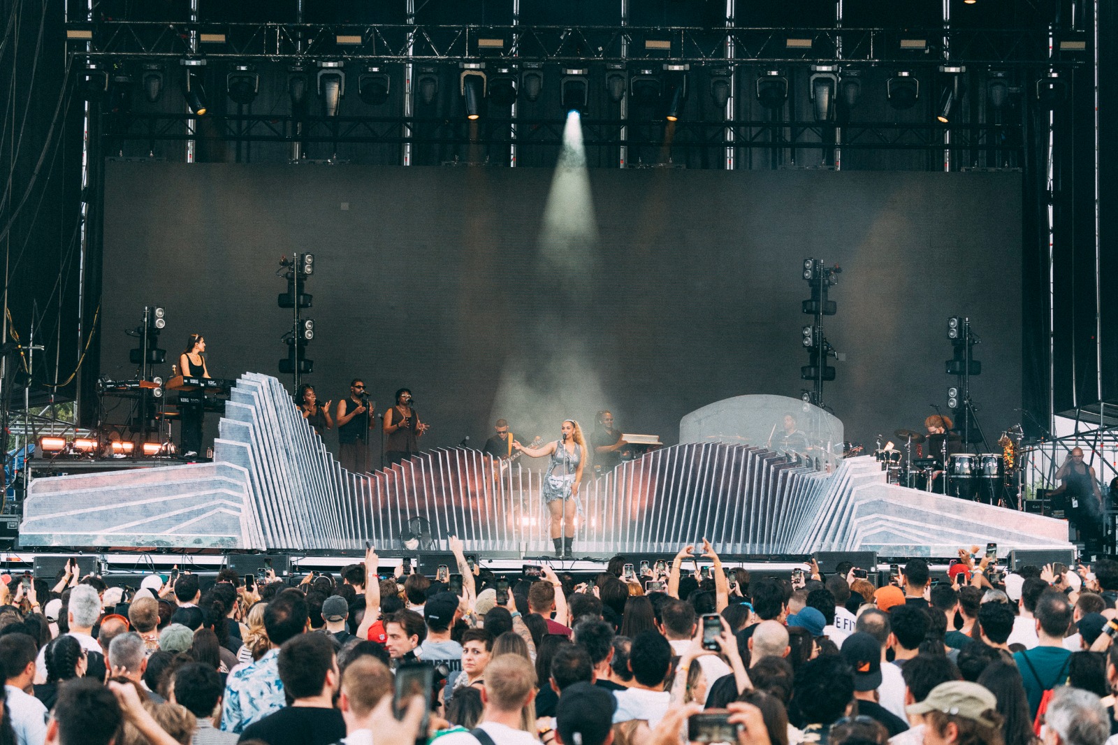 Con el cielo de Madrid virando del azul al dorado, Kalorama Madrid 2025 arrancó su segunda edición este viernes 20 de junio en La Caja Mágica