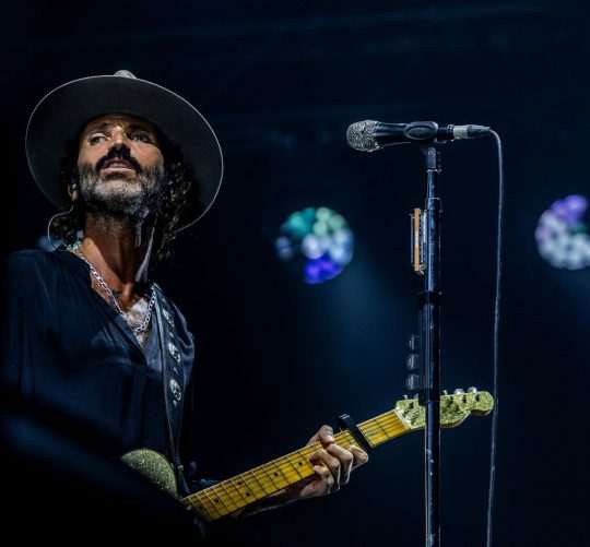 Sábado feriado extremadamente acalorado en el Movistar Arena con Leiva, clásico a los cuarenta (y tantos) en un concierto bien estupendo