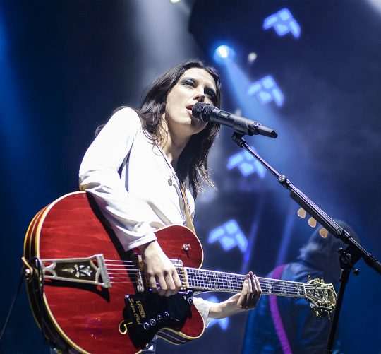 Ellie Rowsell, cantante de Wolf Alice, en concierto en el Teatro Barceló de Madrid el 11 de junio de 2025