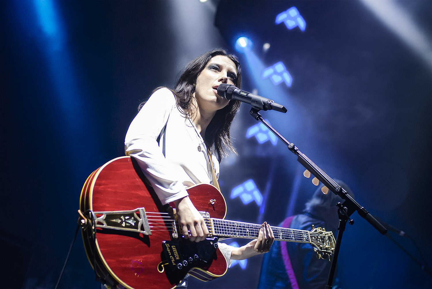 Ellie Rowsell, cantante de Wolf Alice, en concierto en el Teatro Barceló de Madrid el 11 de junio de 2025