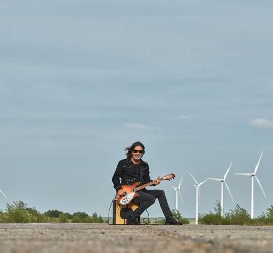 Quique González lanza 'Terciopelo azul', el primer single de adelanto de su próximo disco de estudio, '1973', que verá la luz el 3 de octubre