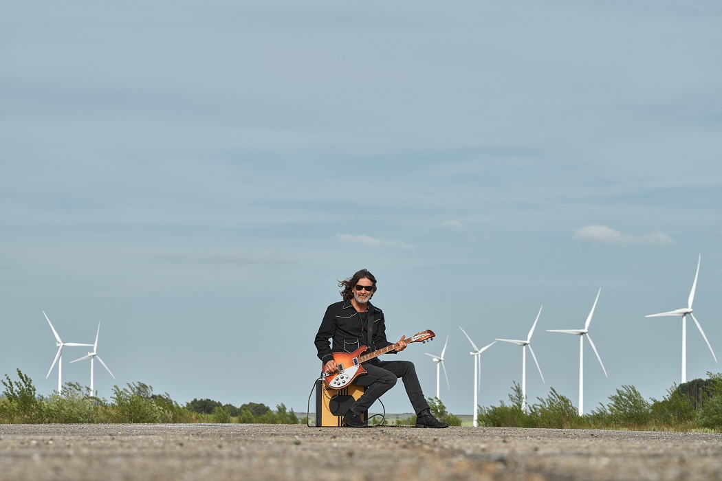 Quique González lanza 'Terciopelo azul', el primer single de adelanto de su próximo disco de estudio, '1973', que verá la luz el 3 de octubre