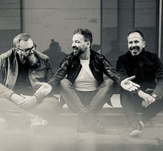 Sr Bizarro presenta un nuevo videoclip, 'Y qué más da', que puedes ver en exclusiva en Mercadeo Pop desde ya.