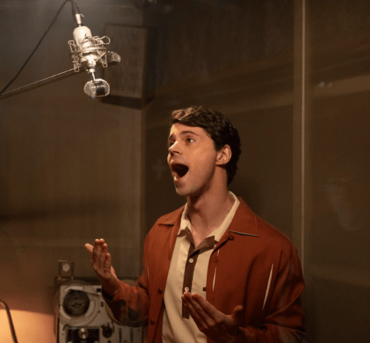 Netflix ha iniciado el rodaje de 'Aquel', una serie biográfica de ocho episodios basada en la vida del reconocido cantante español Raphael