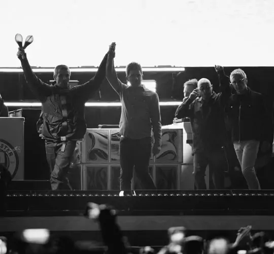 Vídeos del primer concierto de la gira de reunión de Oasis en Cardiff (Gales), con Liam y Noel Gallagher juntos por primera vez en 16 años