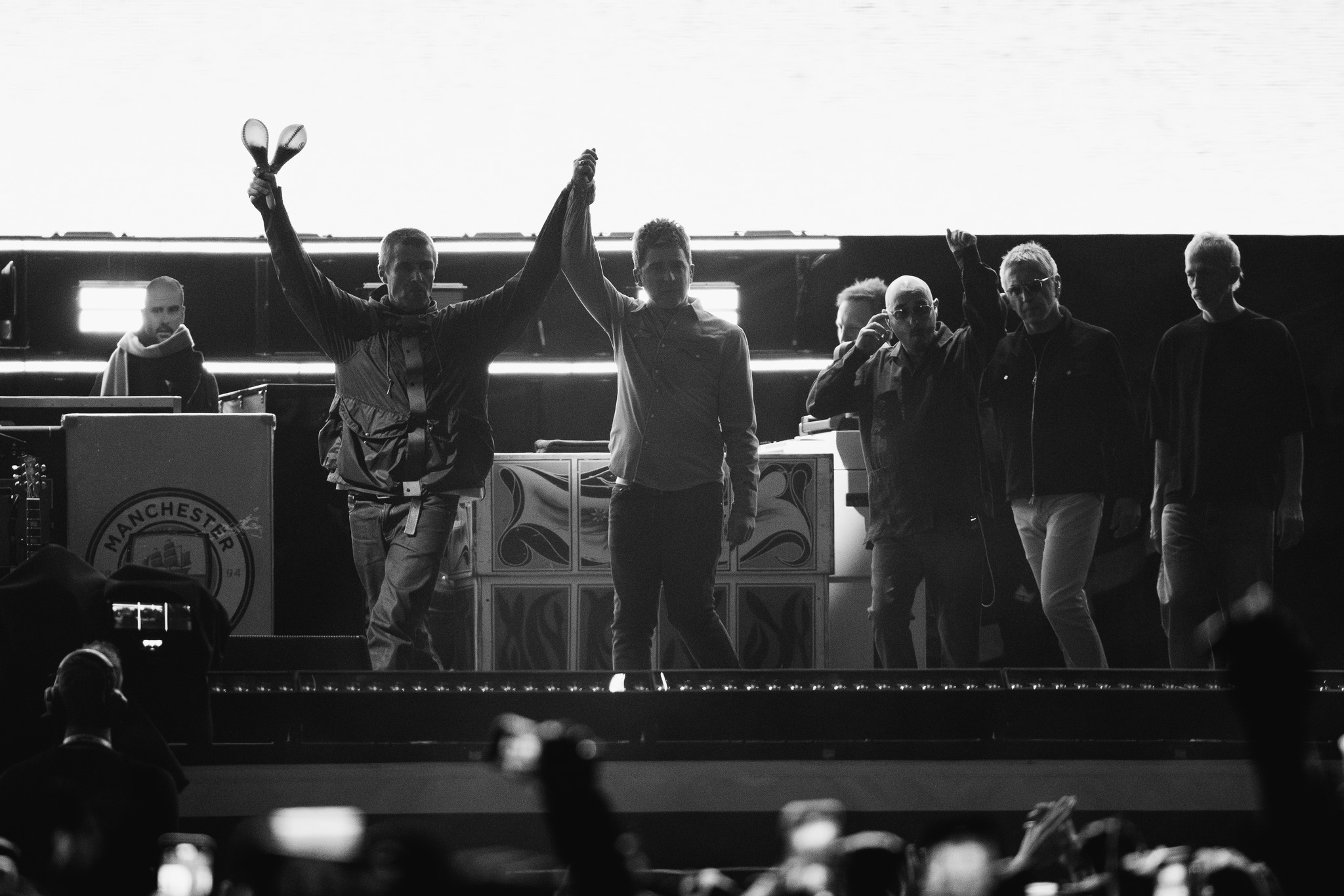 Vídeos del primer concierto de la gira de reunión de Oasis en Cardiff (Gales), con Liam y Noel Gallagher juntos por primera vez en 16 años