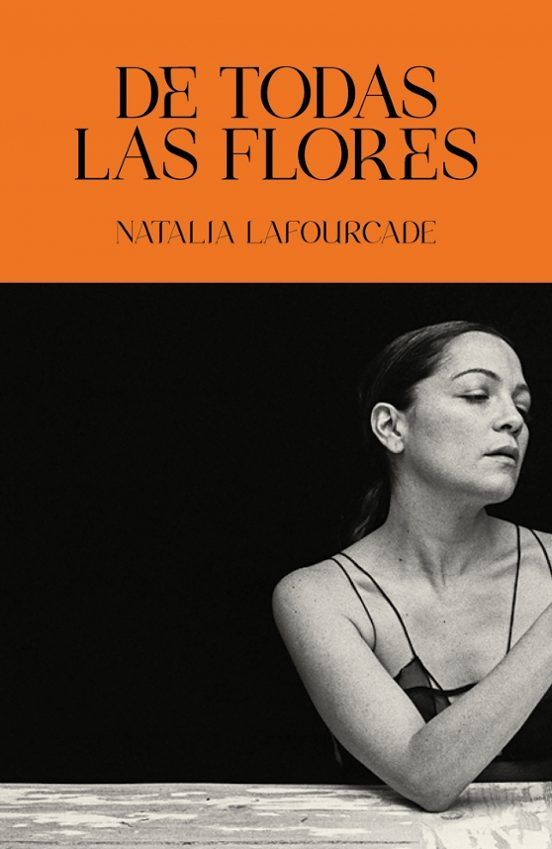 El pasado 17 de julio llegó a las librerías españolas 'De todas las flores', libro de Natalia Lafourcade que recopila material inédito de su álbum del mismo título