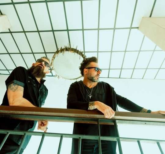 Vórtice Cero es una banda madrileña de indie-rock formada por Víctor D. Pantoja (compositor y vocalista) y Agustín Pérez Varo (guitarrista)