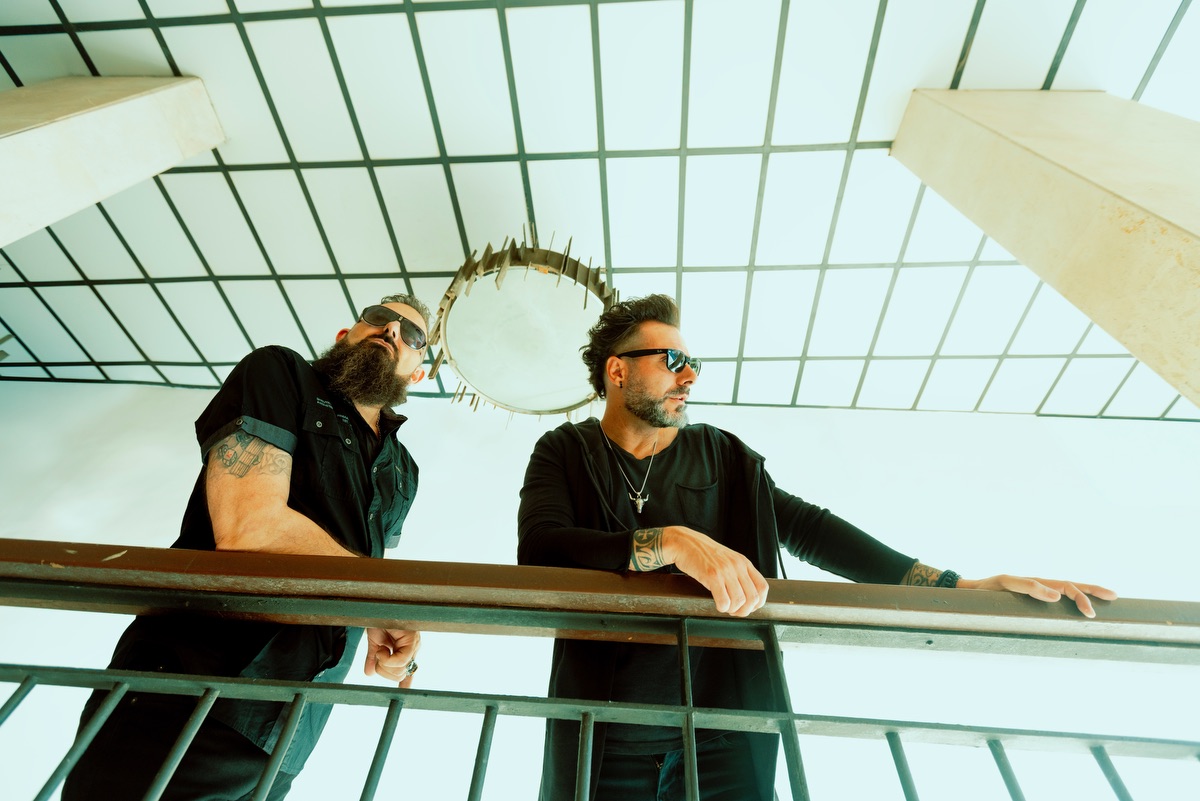 Vórtice Cero es una banda madrileña de indie-rock formada por Víctor D. Pantoja (compositor y vocalista) y Agustín Pérez Varo (guitarrista)