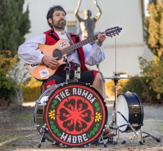 The Rumba Madre mezcla ritmos latinos variados como la rumba, flamenco o cumbia con elementos del punk, rock alternativo, y la electrónica