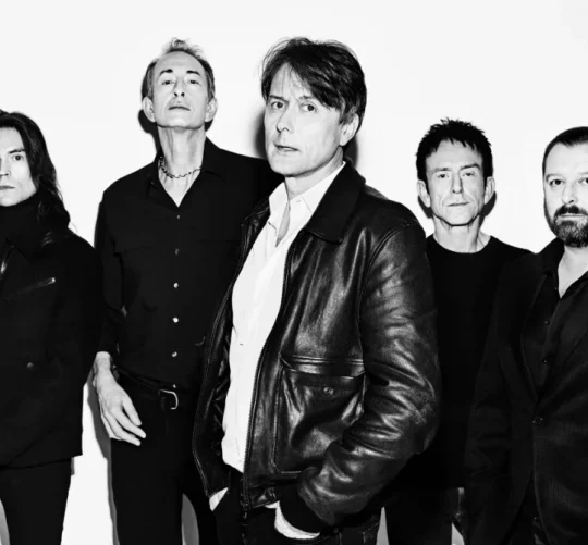 La banda británica Suede han hecho una versión bien chula del 'Hungry heart' de Bruce Springsteen durante una entrevista en la BBC Radio 2