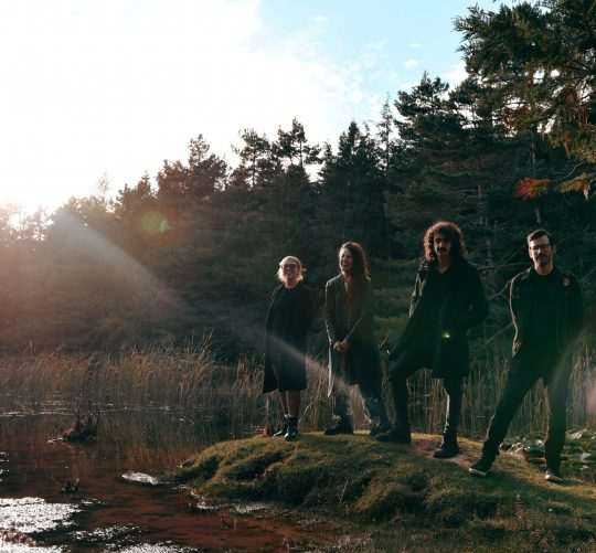 Después de 'Gardenia', Caballo Muerte nos descubre 'Las flores', crudo segundo adelanto de su disco de debut, que está prevista para octubre