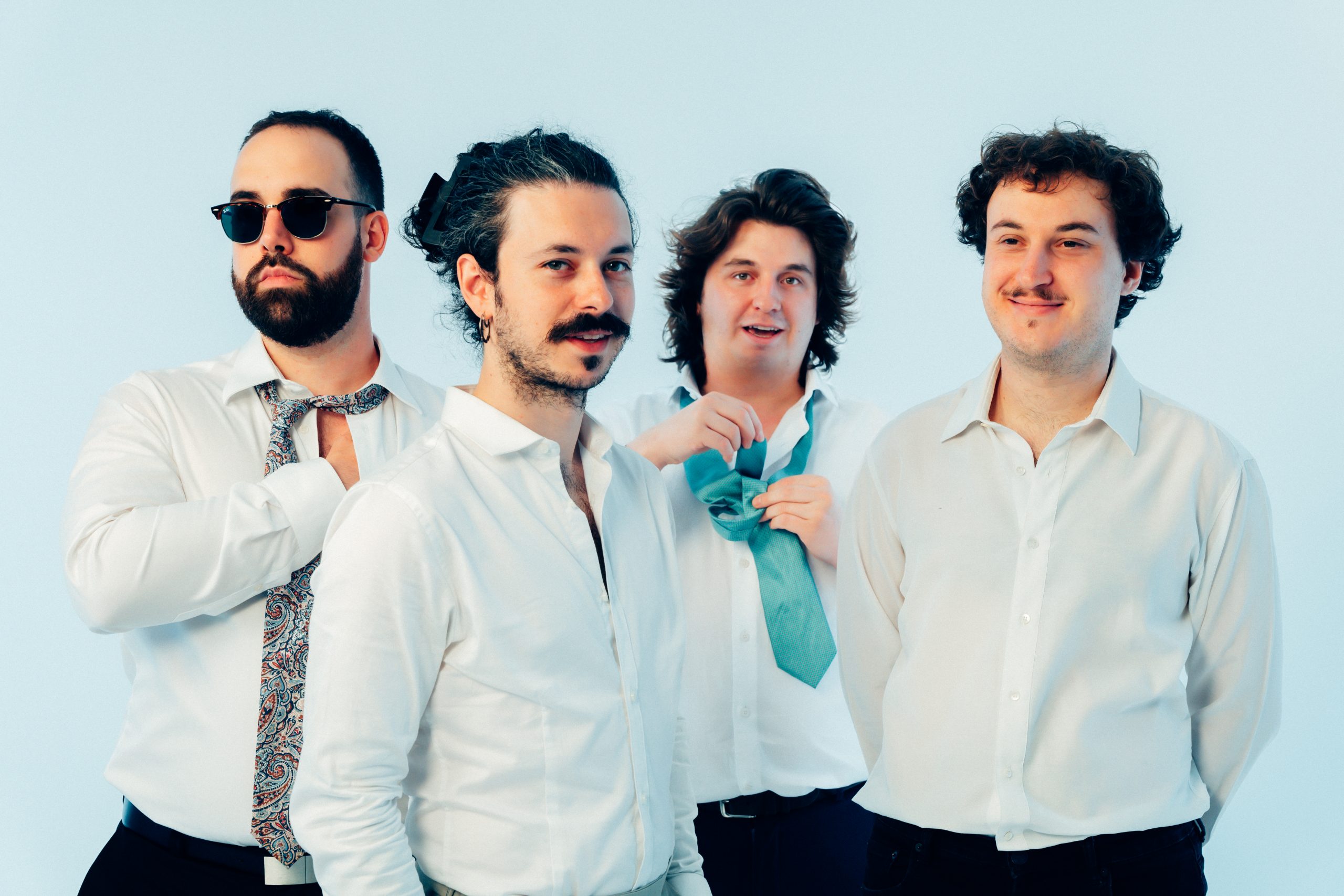 La banda asturiana Drugos, integrada por Jano (voz y guitarra), Luis (guitarra), Nacho (bajo) y Ale (batería), presenta 'Los martes'.